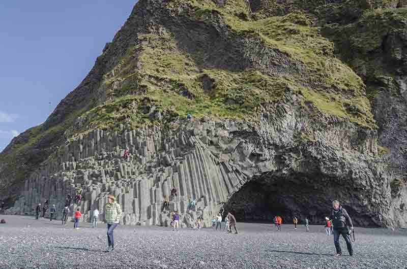 Islandia 140 - reserva natural de Dyrholaey - playa de Reynisfjara y acantilados de Halsanefshellir.jpg